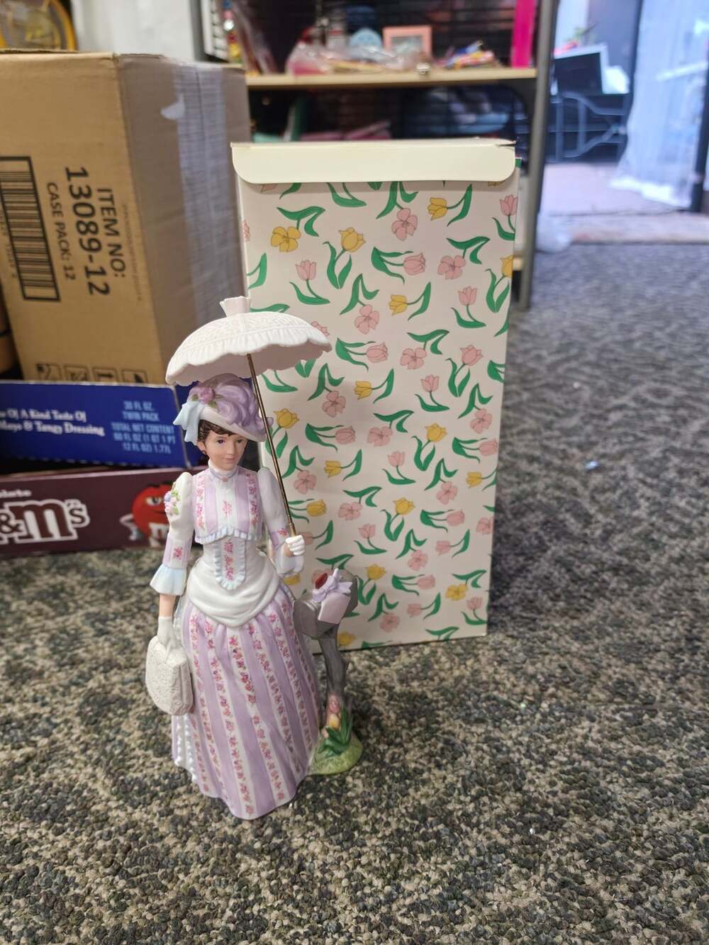 Avon 1988 Mrs Albee President's Club Award Figurine w Umbrella 11 Inch Vintage